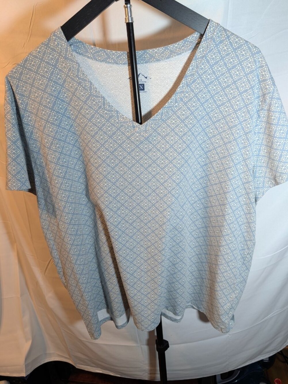 Blue Mountain Women 2X T-Shirt Blue/White Floral V-Neck Short Sleeve Casual